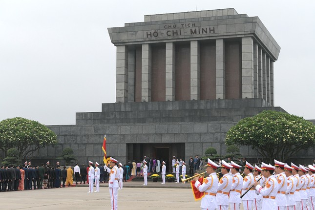 Đại biểu Quốc hội dự Kỳ họp thứ 7 vào Lăng viếng Chủ tịch Hồ Chí Minh- Ảnh 10.