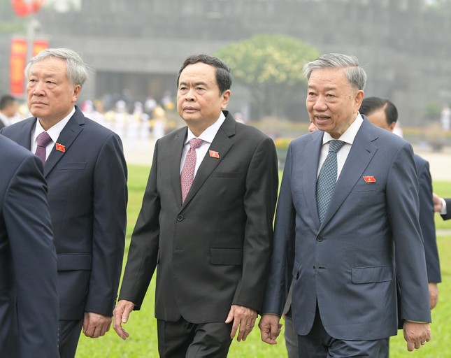 Đại biểu Quốc hội dự Kỳ họp thứ 7 vào Lăng viếng Chủ tịch Hồ Chí Minh- Ảnh 12.