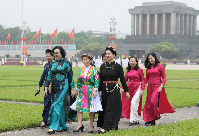 Đại biểu Quốc hội dự Kỳ họp thứ 7 vào Lăng viếng Chủ tịch Hồ Chí Minh- Ảnh 13.