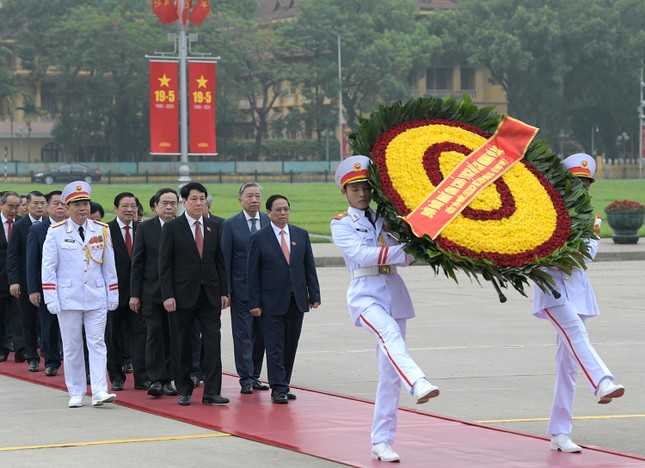 Đại biểu Quốc hội dự Kỳ họp thứ 7 vào Lăng viếng Chủ tịch Hồ Chí Minh- Ảnh 1.