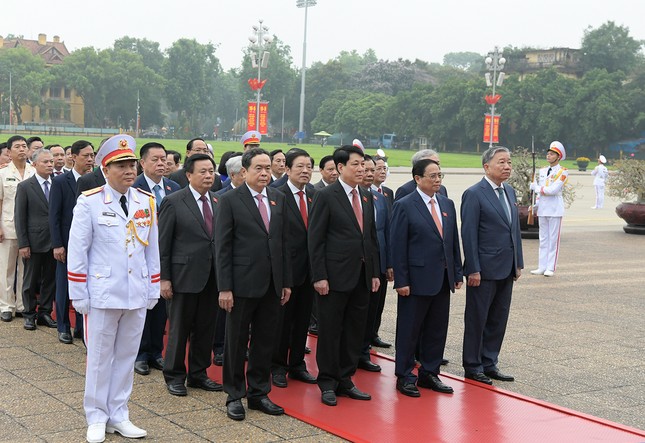 Đại biểu Quốc hội dự Kỳ họp thứ 7 vào Lăng viếng Chủ tịch Hồ Chí Minh- Ảnh 2.