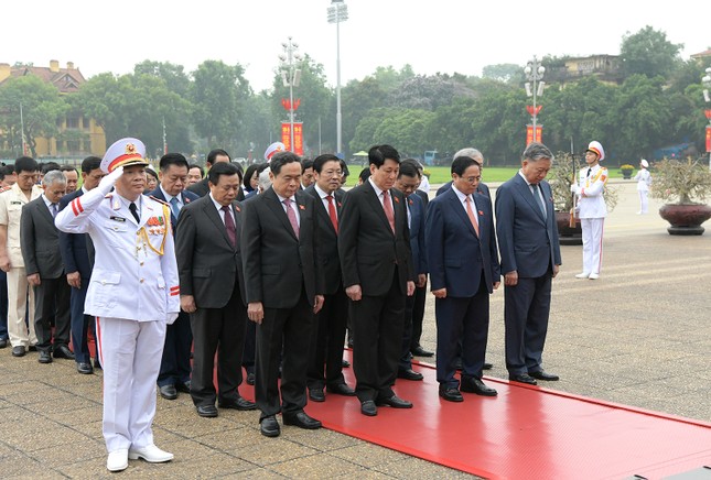 Đại biểu Quốc hội dự Kỳ họp thứ 7 vào Lăng viếng Chủ tịch Hồ Chí Minh- Ảnh 3.