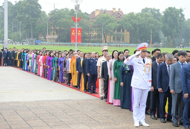 Đại biểu Quốc hội dự Kỳ họp thứ 7 vào Lăng viếng Chủ tịch Hồ Chí Minh- Ảnh 4.