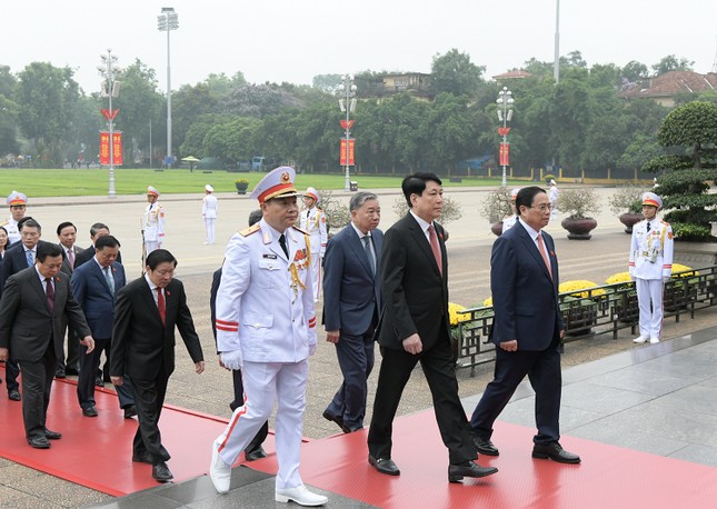 Đại biểu Quốc hội dự Kỳ họp thứ 7 vào Lăng viếng Chủ tịch Hồ Chí Minh- Ảnh 5.