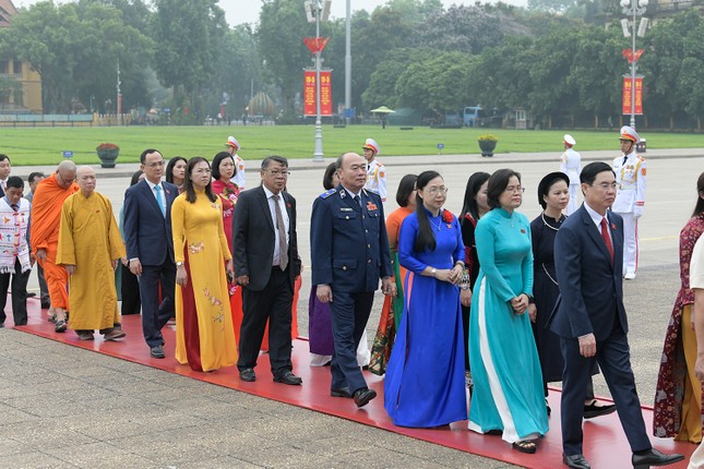 Đại biểu Quốc hội dự Kỳ họp thứ 7 vào Lăng viếng Chủ tịch Hồ Chí Minh- Ảnh 6.