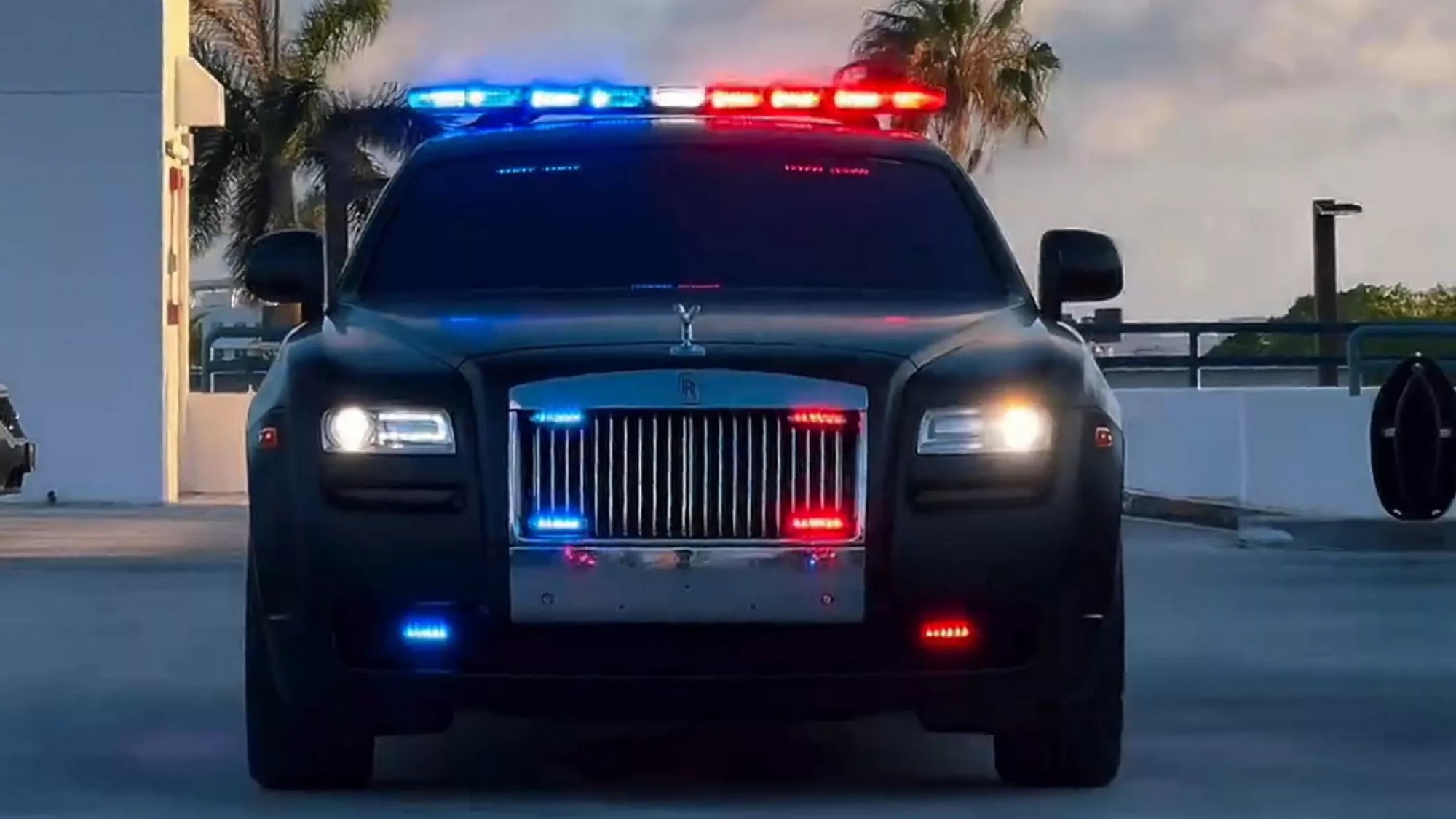 Sử dụng xe Rolls-Royce để tuyển dụng, một sở cảnh sát ở Mỹ bị người dân "phẫn nộ"- Ảnh 2.