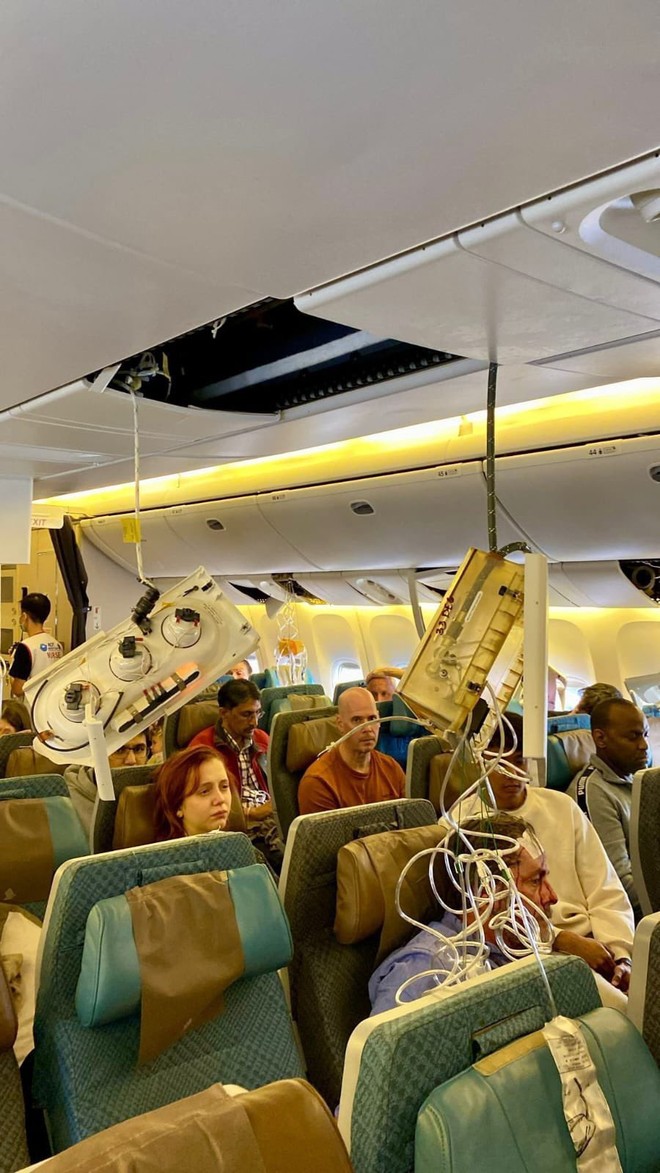 Hàng chục hành khách thương vong trên chuyến bay Singapore Airlines: Chùm ảnh và video hiện trường tiết lộ cảnh tượng kinh hoàng- Ảnh 1.