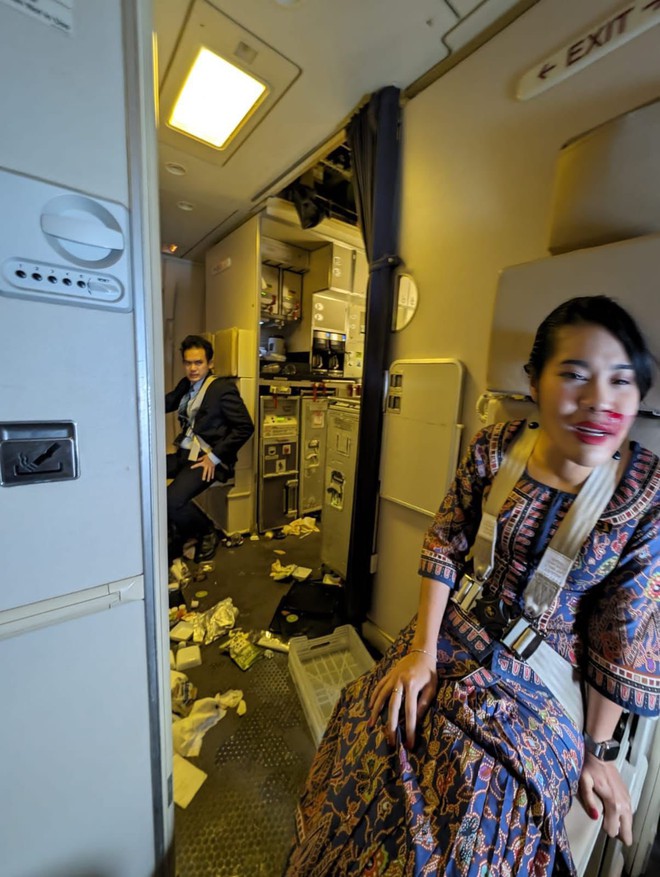 Hàng chục hành khách thương vong trên chuyến bay Singapore Airlines: Chùm ảnh và video hiện trường tiết lộ cảnh tượng kinh hoàng- Ảnh 4.