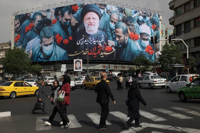 Người dân Iran vây quanh linh cữu cố Tổng thống Ebrahim Raisi- Ảnh 7.