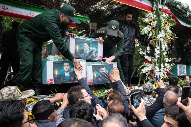 Người dân Iran vây quanh linh cữu cố Tổng thống Ebrahim Raisi- Ảnh 1.