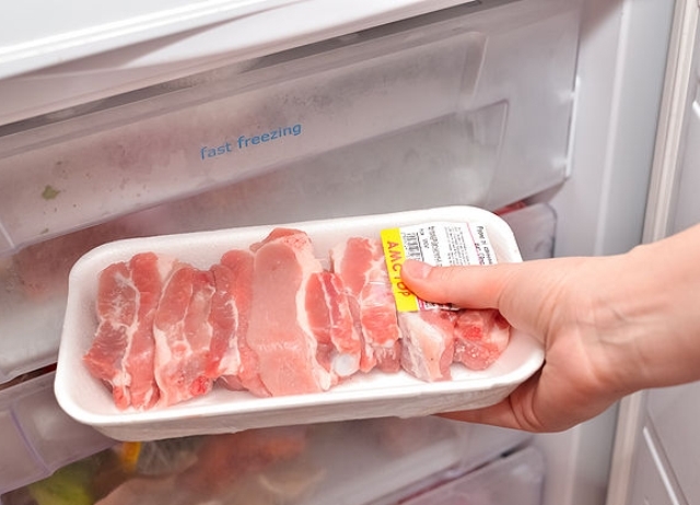 Vì sao bảo quản thịt trong môi trường đông lạnh giữ được chất lượng thực phẩm lâu hơn ở nhiệt độ thường?- Ảnh 2.