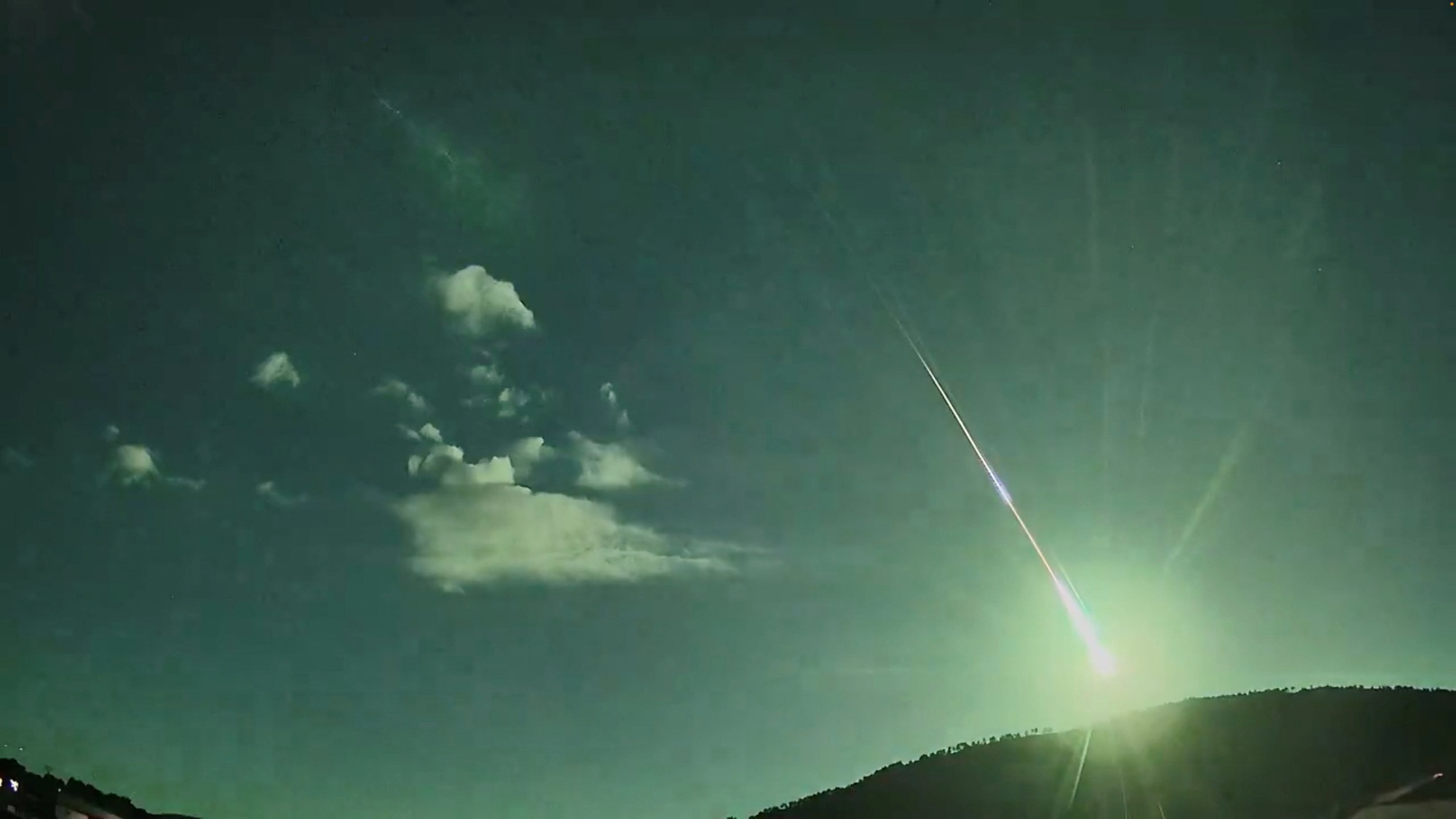Video: Hiện tượng lạ khiến bầu trời đêm bỗng lóe sáng xanh kỳ diệu, khoảnh khắc hiếm tình cờ được ghi lại khiến nhiều người kinh ngạc- Ảnh 2.