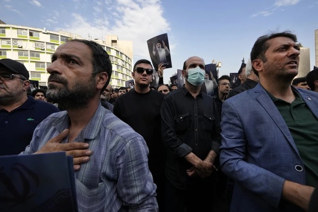 Người dân Iran vây quanh linh cữu cố Tổng thống Ebrahim Raisi- Ảnh 6.