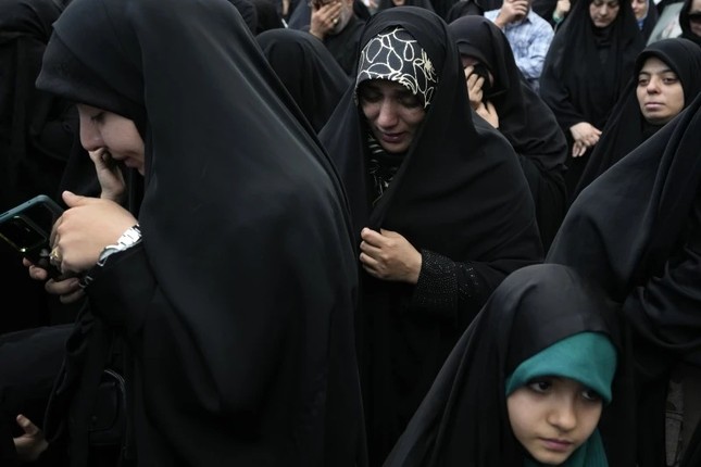 Người dân Iran vây quanh linh cữu cố Tổng thống Ebrahim Raisi- Ảnh 4.