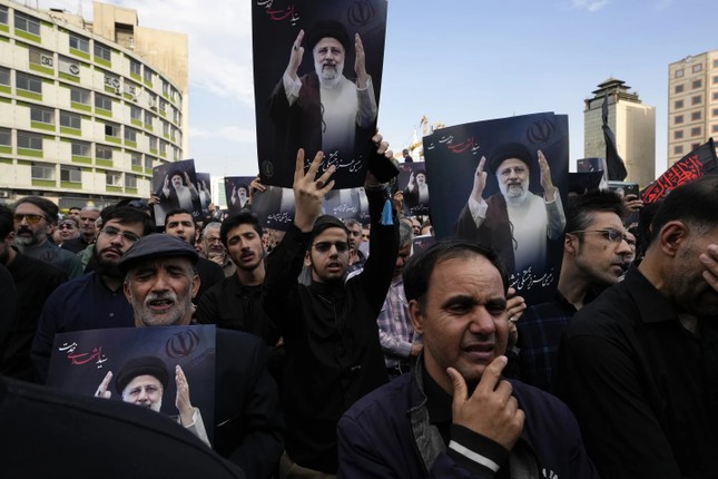Người dân Iran vây quanh linh cữu cố Tổng thống Ebrahim Raisi- Ảnh 3.