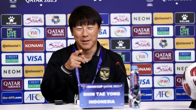 HLV Shin Tae-yong cười thích thú khi biết Indonesia chung bảng Việt Nam- Ảnh 1.