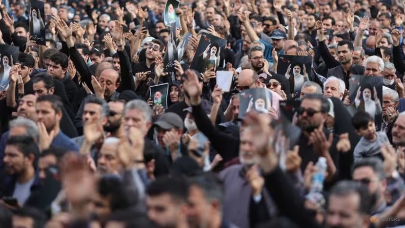 Người dân Iran tưởng niệm cố Tổng thống Iran Ebrahim Raisi tại Tehran ngày 20-5. Ảnh: Reuters