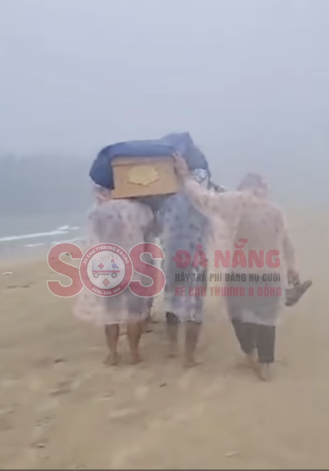 Bé 6 tuổi mất tích trên bãi biển Lăng Cô được đưa về với cha mẹ: Ngày con về trời đổ mưa lớn- Ảnh 2.