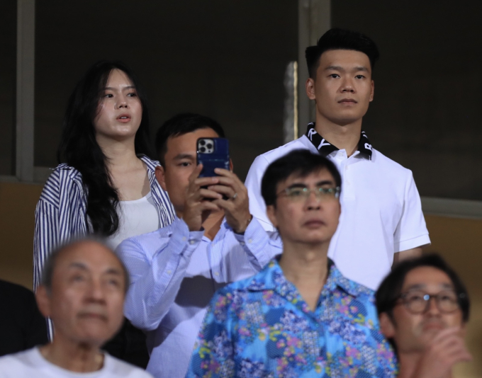 Vợ chồng Thành Chung lần đầu xuất hiện sau vụ rao bán nhà trên mạng, hé lộ lý do chàng cầu thủ không được thi đấu- Ảnh 1.