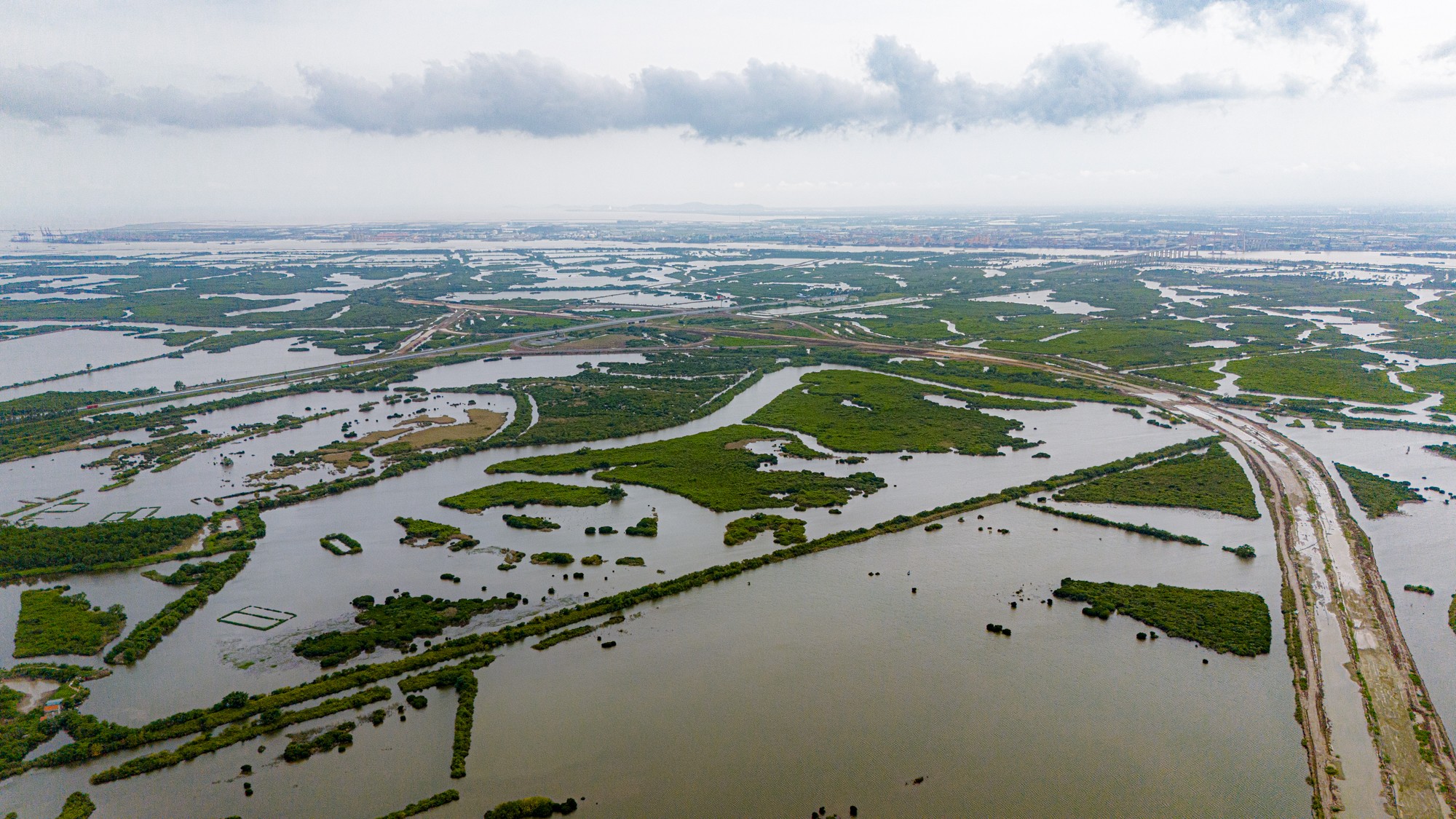 Nút giao Đầm Nhà Mạc cũng là điểm nối dự án đường ven sông Quảng Yên - Đông Triều với cao tốc Hạ Long - Hải Phòng tại Km20+050, phạm vi chiều dài bám cao tốc gần 1,6 km.