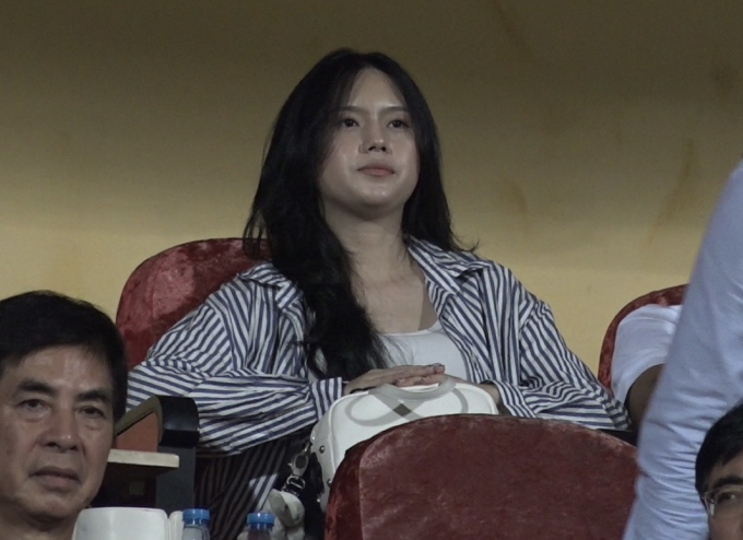 Vợ chồng Thành Chung lần đầu xuất hiện sau vụ rao bán nhà trên mạng, hé lộ lý do chàng cầu thủ không được thi đấu- Ảnh 3.