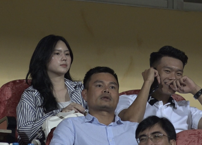 Vợ chồng Thành Chung lần đầu xuất hiện sau vụ rao bán nhà trên mạng, hé lộ lý do chàng cầu thủ không được thi đấu- Ảnh 2.