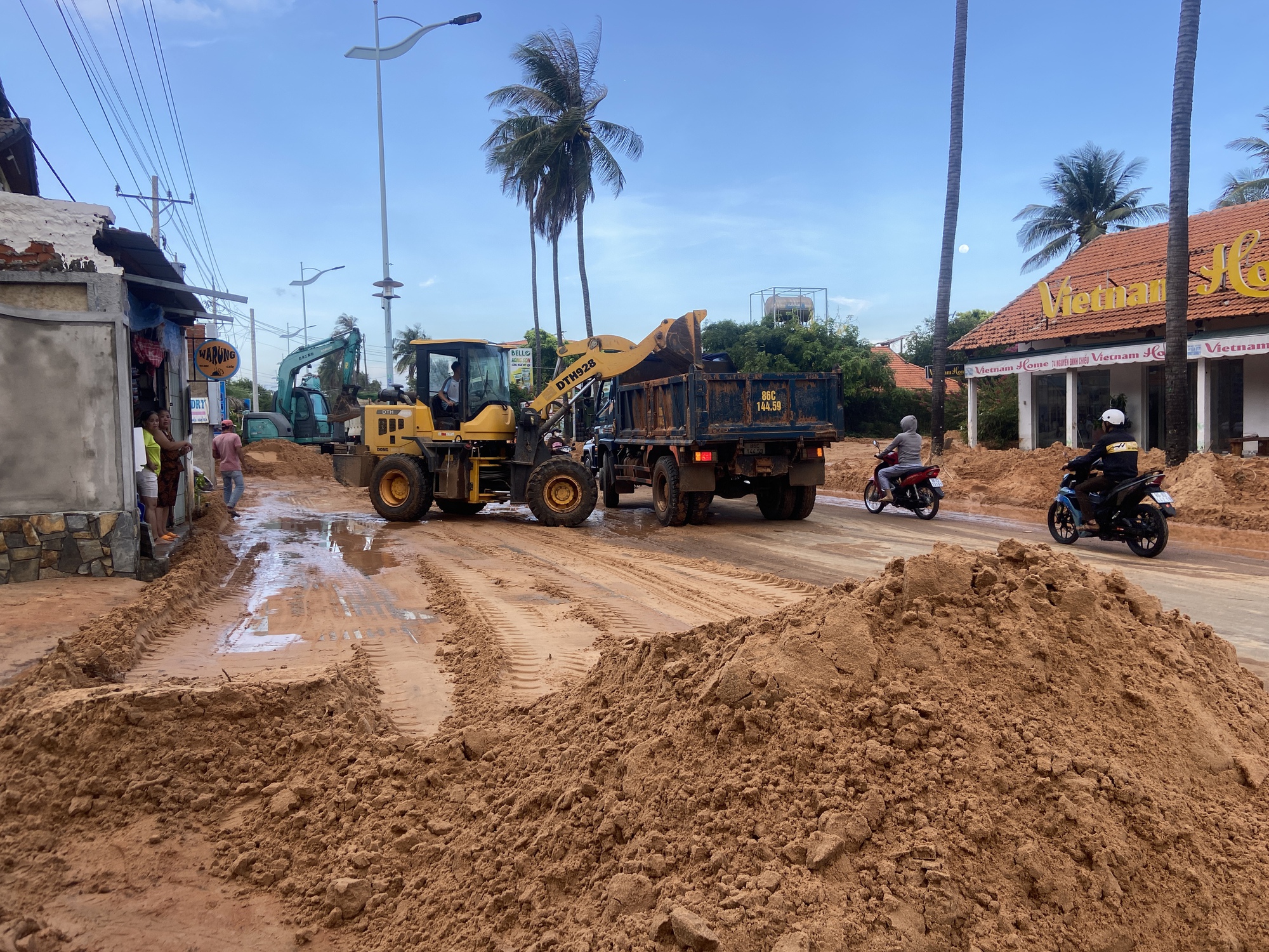 Người dân bàng hoàng kể lại khoảnh khắc lũ cát ập xuống đường Mũi Né: "62 tuổi chưa từng chứng kiến, chỉ 5 phút đã vùi lấp hết tài sản"- Ảnh 9.