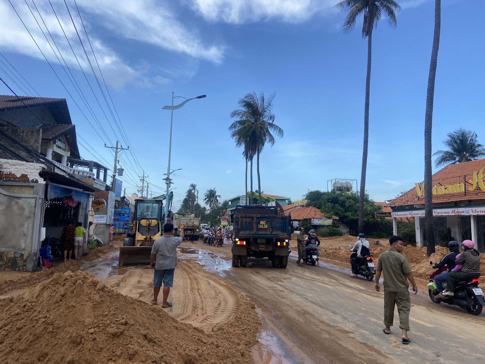 Người dân bàng hoàng kể lại khoảnh khắc lũ cát ập xuống đường Mũi Né: "62 tuổi chưa từng chứng kiến, chỉ 5 phút đã vùi lấp hết tài sản"- Ảnh 10.