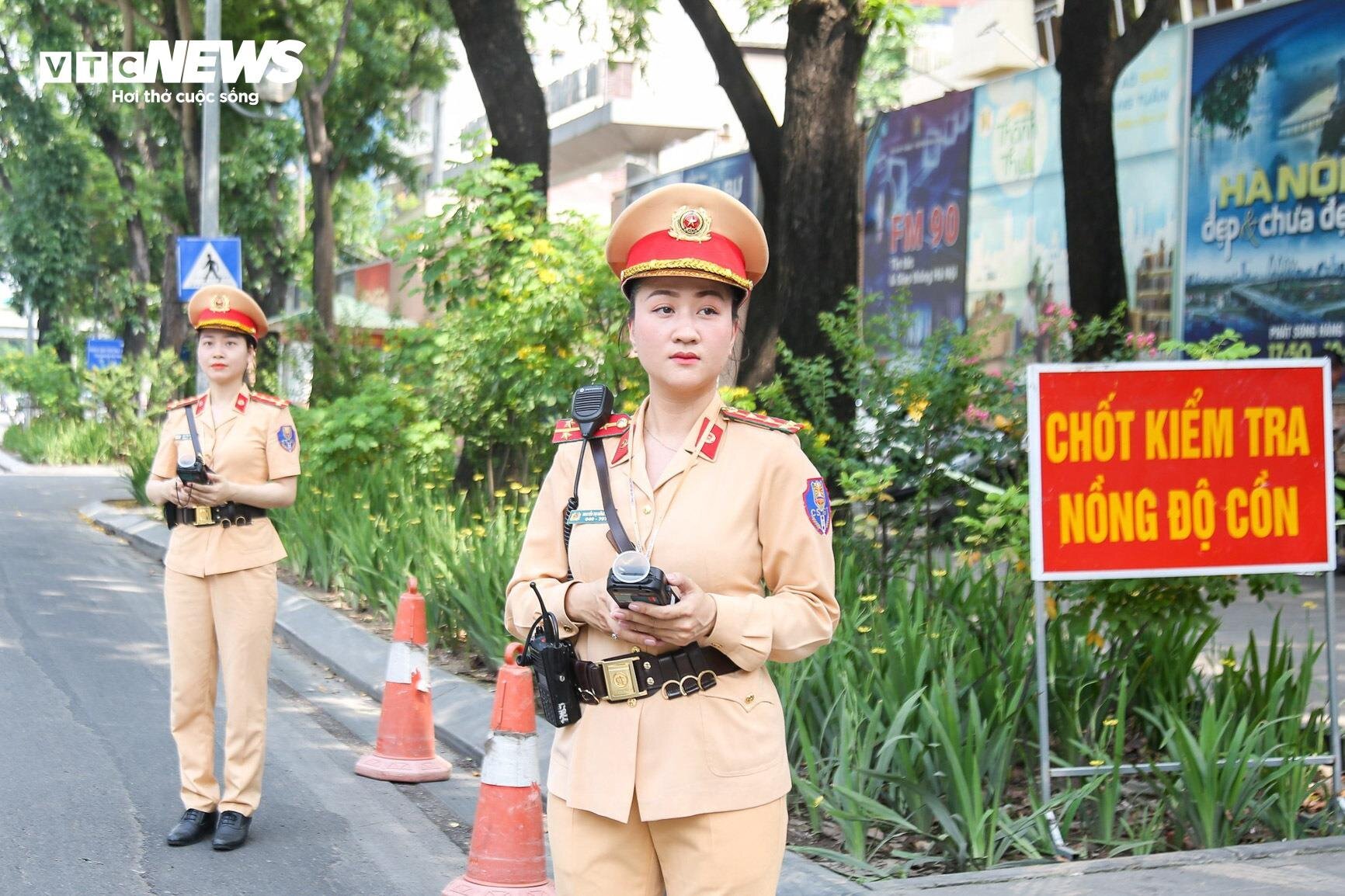 Tài xế cảm thấy đỡ áp lực khi được các nữ CSGT kiểm tra nồng độ cồn- Ảnh 1.