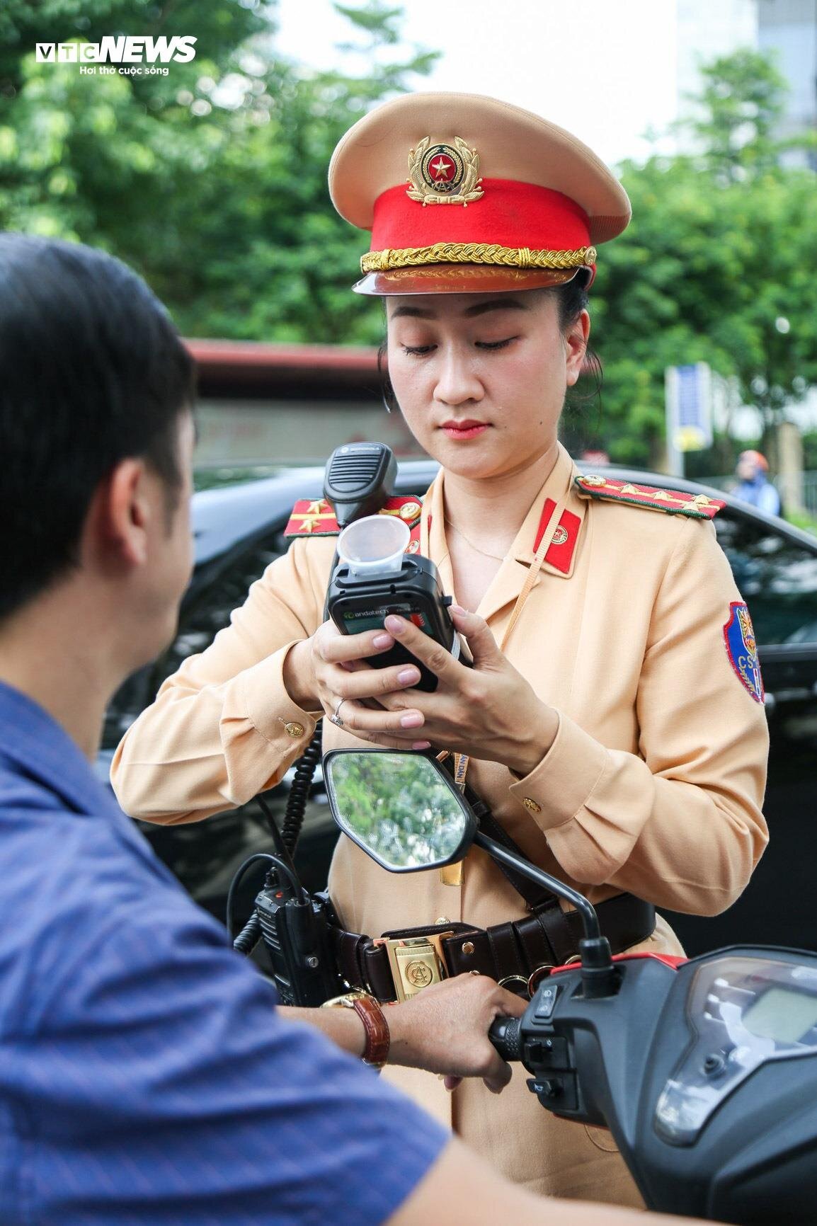 Tài xế cảm thấy đỡ áp lực khi được các nữ CSGT kiểm tra nồng độ cồn- Ảnh 6.