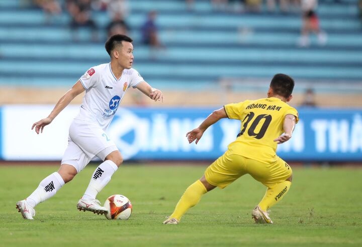 HLV Chu Đình Nghiêm: Hàng thủ CLB Nam Định chỉ hơn Khánh Hòa- Ảnh 1.
