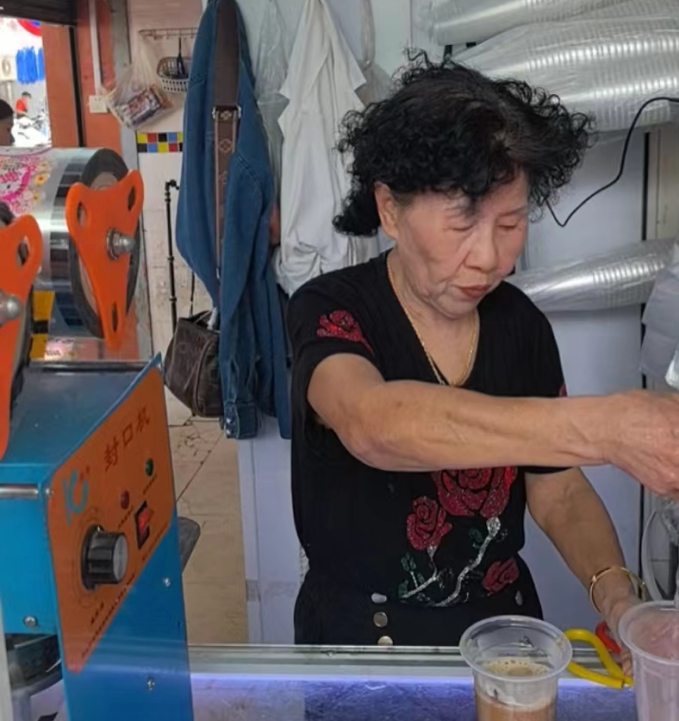 Cửa tiệm của cụ bà 73 tuổi ngày bán 1.000 ly cà phê hòa tan giá 35.000 VNĐ: Nhiều người không hiểu có gì ngon mà lại "hot" đến vậy?- Ảnh 1.