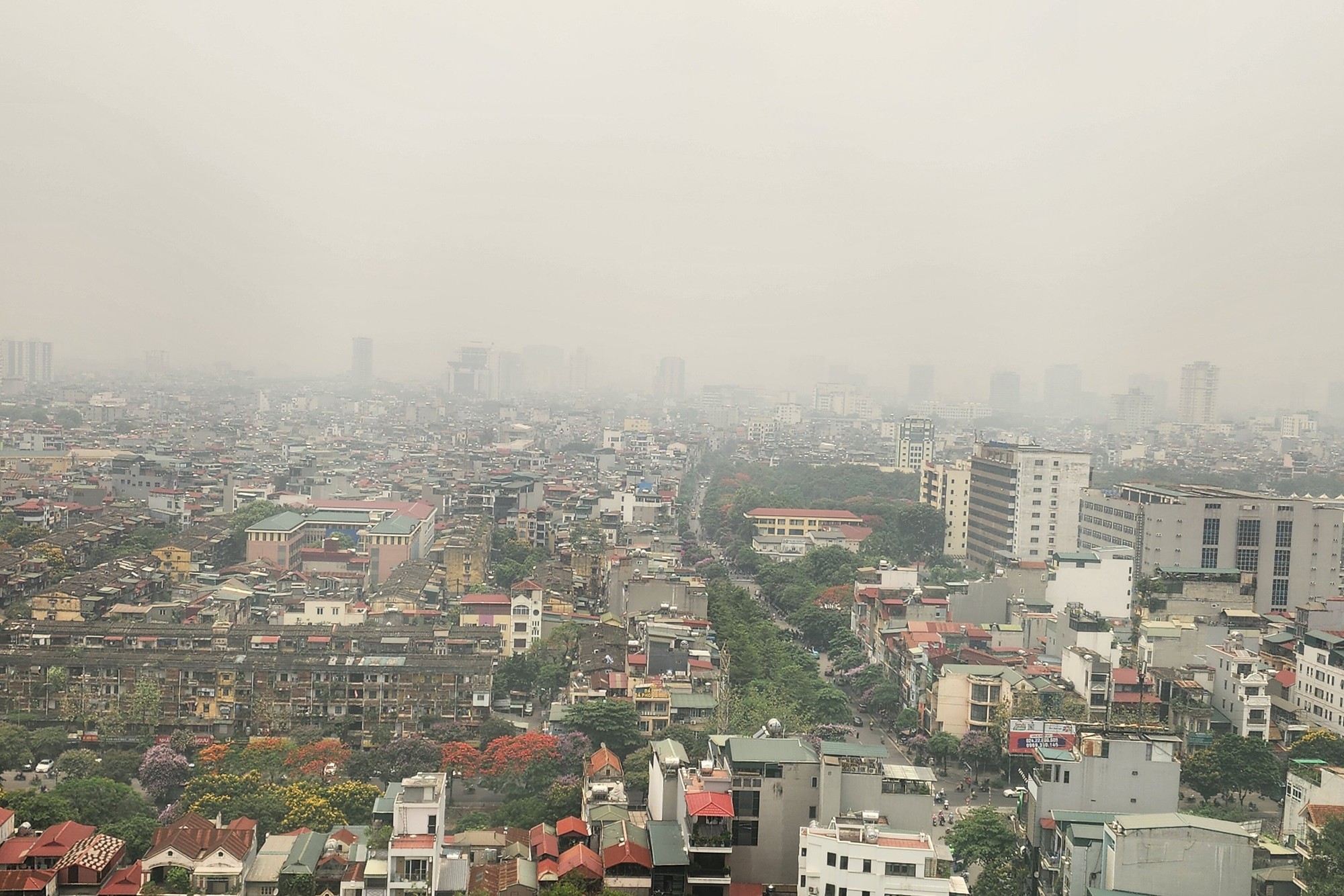 Hà Nội mù mịt, ô nhiễm không khí đứng thứ tư thế giới- Ảnh 1.