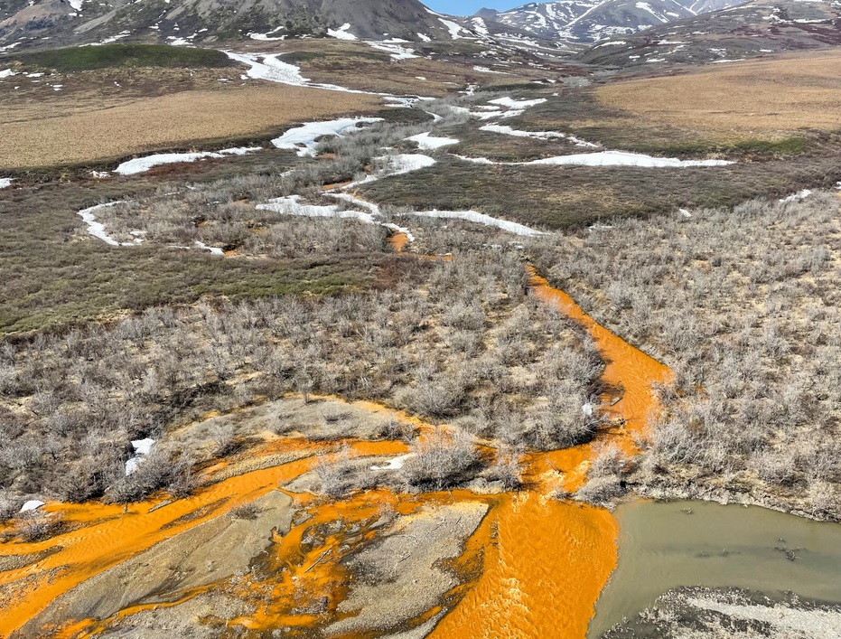 Nước nhiều con sông tại bang Alaska (Mỹ) bất ngờ chuyển sang màu cam- Ảnh 1.