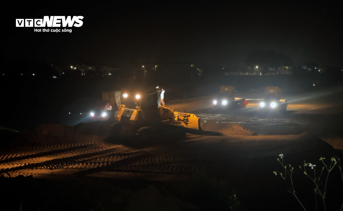 'Đêm trắng' trên công trường xây dựng đường Vành đai 4 Thủ đô- Ảnh 2.