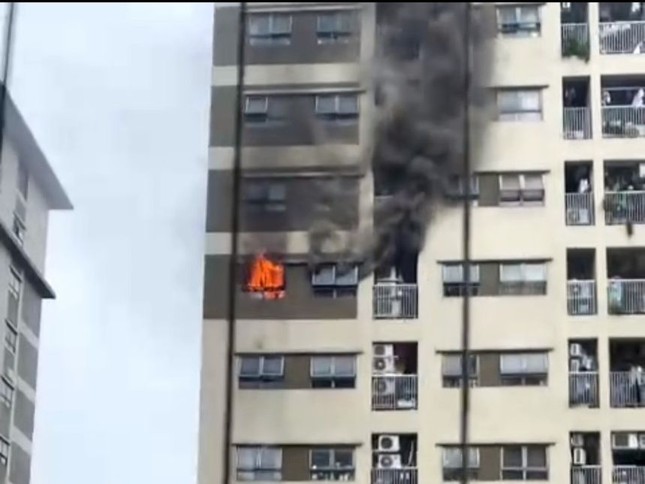 Hà Nội: Khói, lửa nghi ngút từ căn hộ tầng 14 chung cư The Vesta- Ảnh 1.