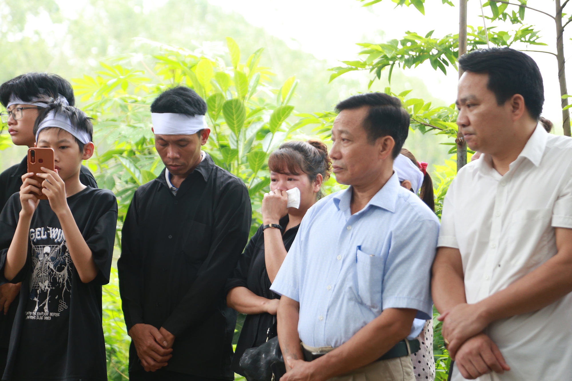 Người thân khóc cạn nước mắt, tiễn đưa nam sinh lớp 8 bị bạn đánh tử vong về nơi an nghỉ cuối cùng- Ảnh 2.