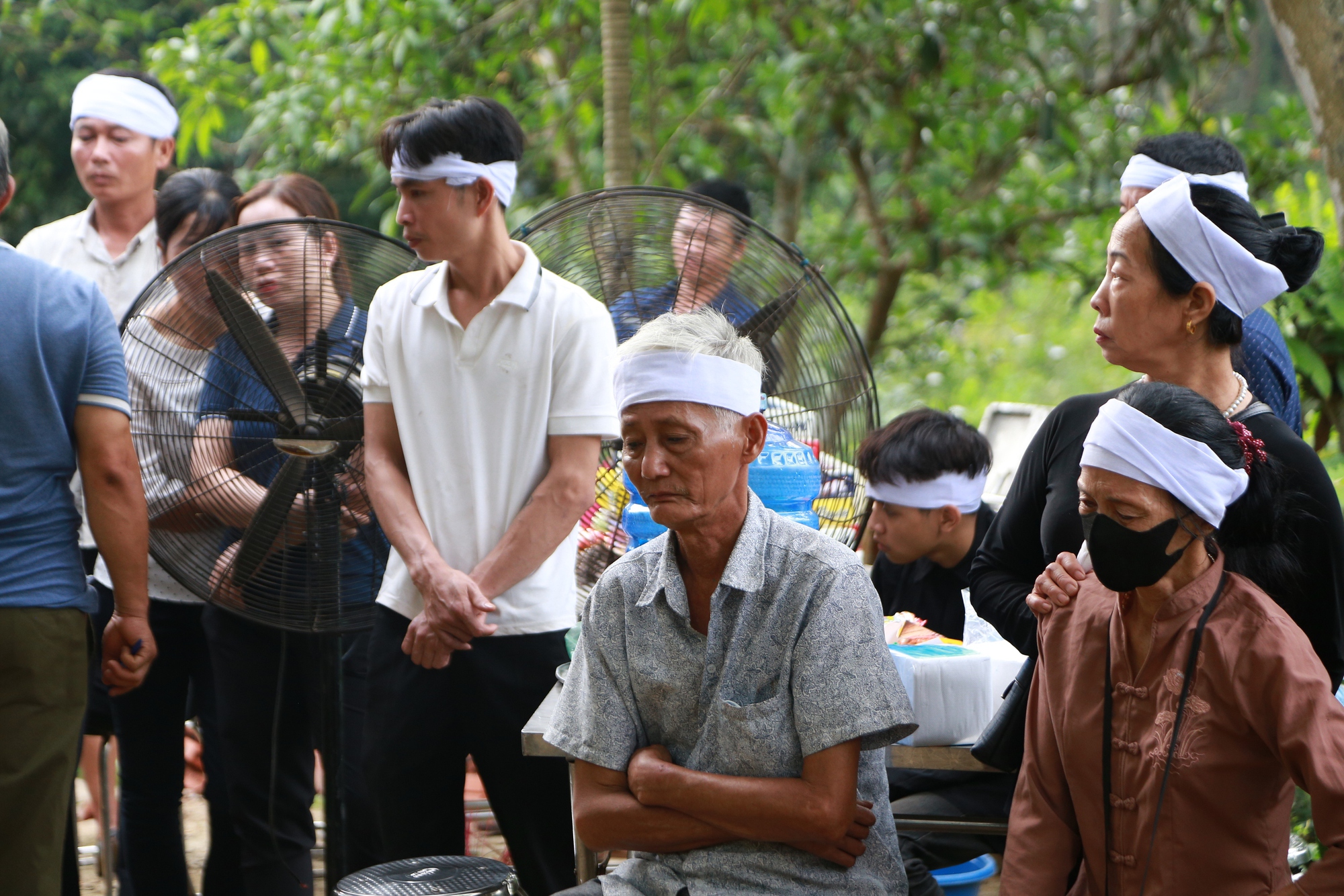 Người thân khóc cạn nước mắt, tiễn đưa nam sinh lớp 8 bị bạn đánh tử vong về nơi an nghỉ cuối cùng- Ảnh 4.