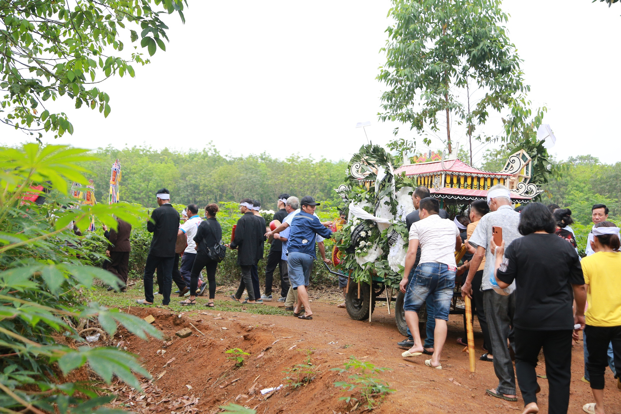 Người thân khóc cạn nước mắt, tiễn đưa nam sinh lớp 8 bị bạn đánh tử vong về nơi an nghỉ cuối cùng- Ảnh 8.