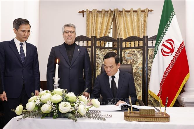 Phó Thủ tướng Chính phủ Trần Lưu Quang ghi sổ tang chia buồn tại Đại sứ quán Iran- Ảnh 1.