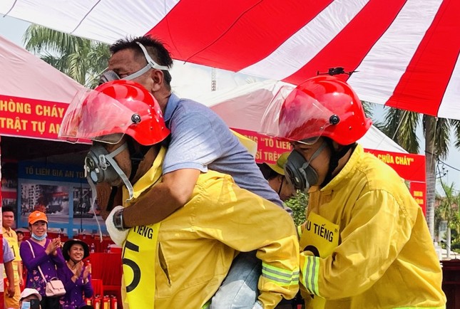 Bộ Công an khen thưởng người dân giải cứu 4 người bị mắc kẹt trong nhà 3 tầng bốc cháy- Ảnh 1.