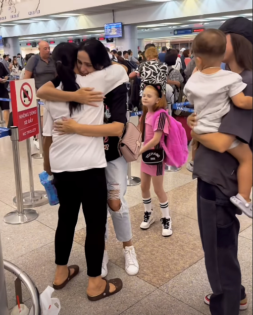 Mẹ vợ Tây cực phẩm của Bùi Tiến Dũng rời Việt Nam về Ukraine, rơi nước mắt khi ôm tạm biệt bà thông gia- Ảnh 4.