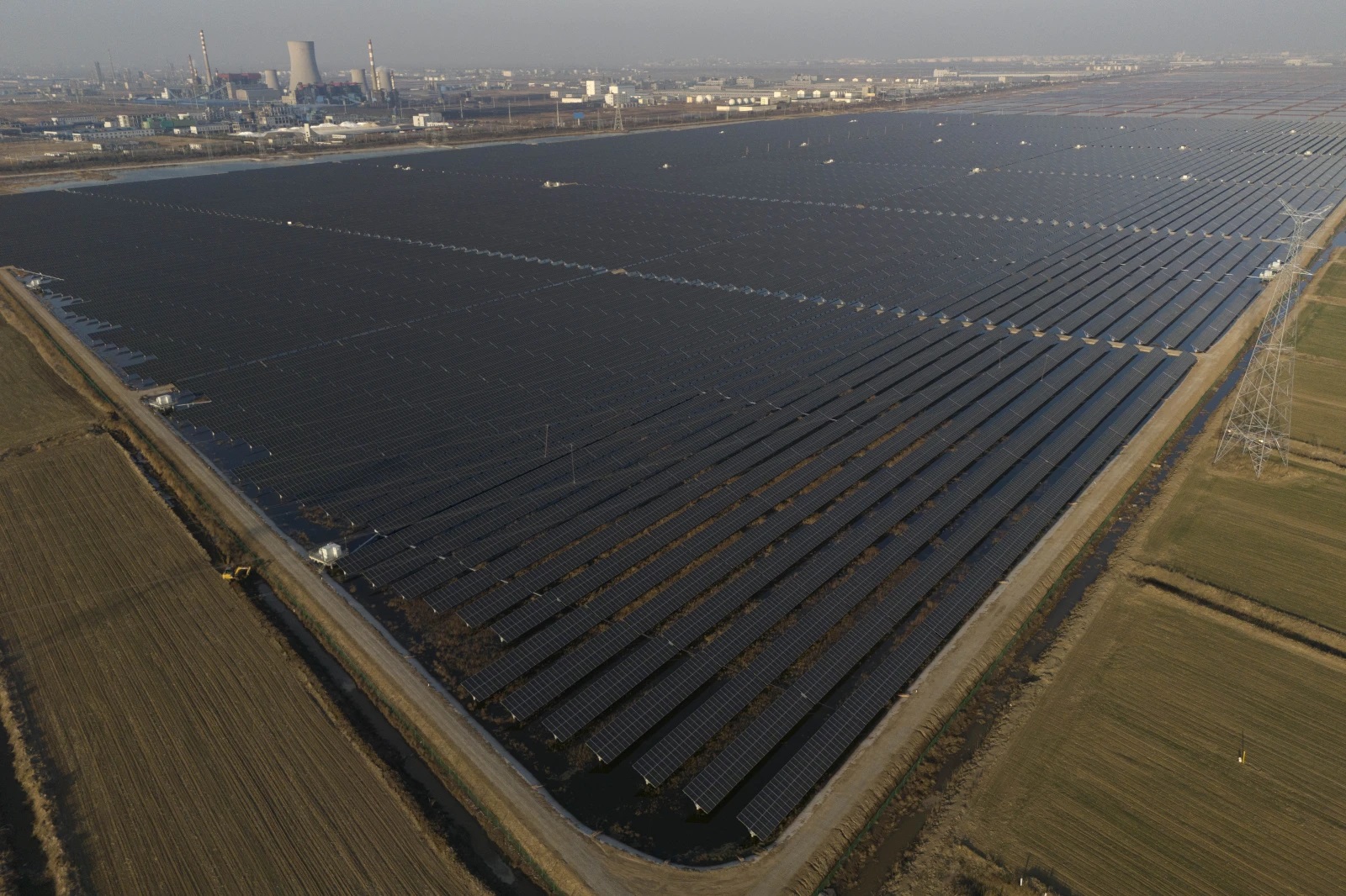 Trung Quốc thực hiện kế hoạch phát triển điện mặt trời bền vững quy mô lớn- Ảnh 2.