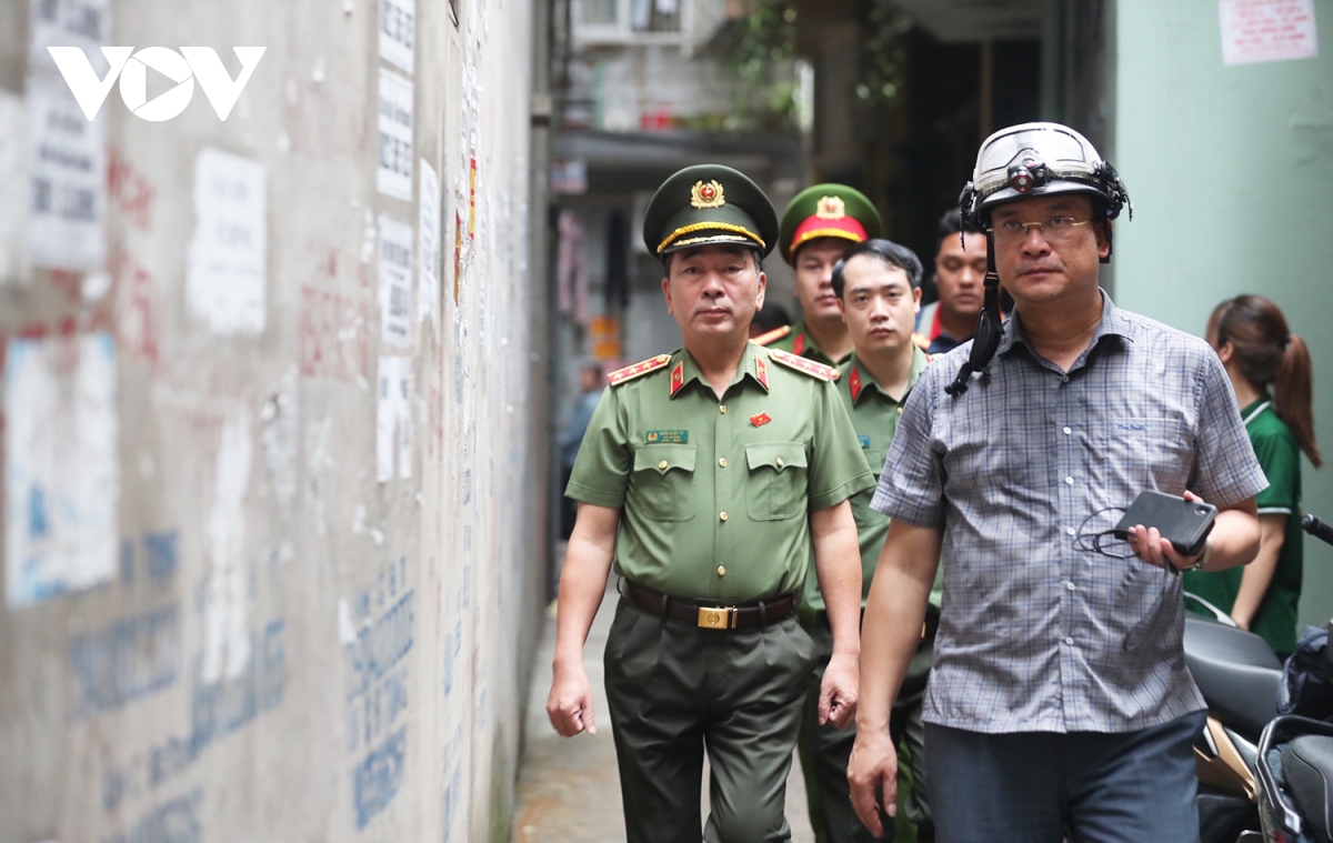 Thượng tướng Trần Quốc Tỏ đến hiện trường vụ cháy nhà trọ làm 14 người chết- Ảnh 1.