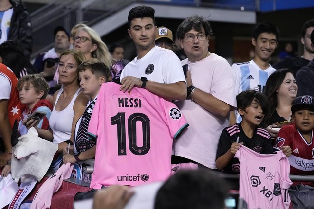 NHM phẫn nộ vì mất hơn 200 triệu đồng nhưng không được xem Messi thi đấu- Ảnh 1.