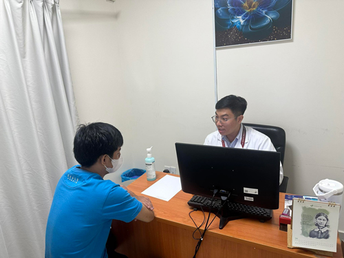 Đại úy - bác sĩ Vũ Thái Hoàng, Khoa Ngoại Tiết niệu - Nam học - Bệnh viện Quân y 175, thăm khám cho người bệnh