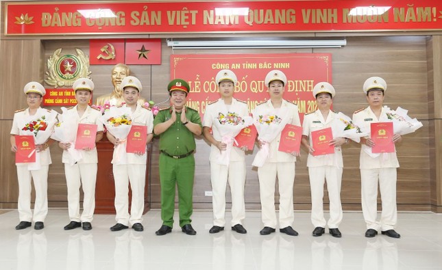 Công an Bắc Ninh công bố quyết định của Bộ trưởng về thăng cấp bậc hàm đối với cán bộ, chiến sỹ- Ảnh 1.