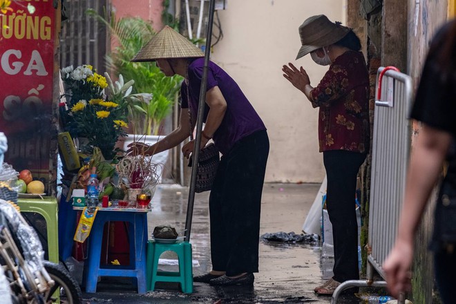 Hai "người hùng" trở về khu nhà trọ thắp hương cho những người xấu số trong vụ cháy ở Hà Nội- Ảnh 5.