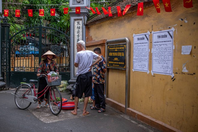 Hai "người hùng" trở về khu nhà trọ thắp hương cho những người xấu số trong vụ cháy ở Hà Nội- Ảnh 7.