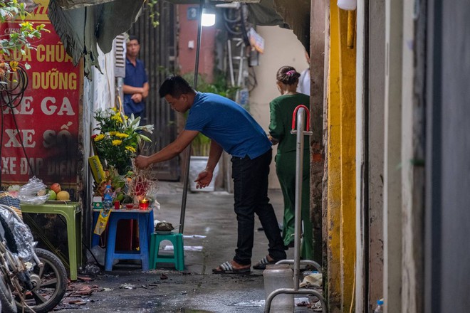 Xót xa không khí tang thương tại con ngõ, một ngày sau khi xảy ra vụ cháy khiến 14 người tử vong- Ảnh 5.